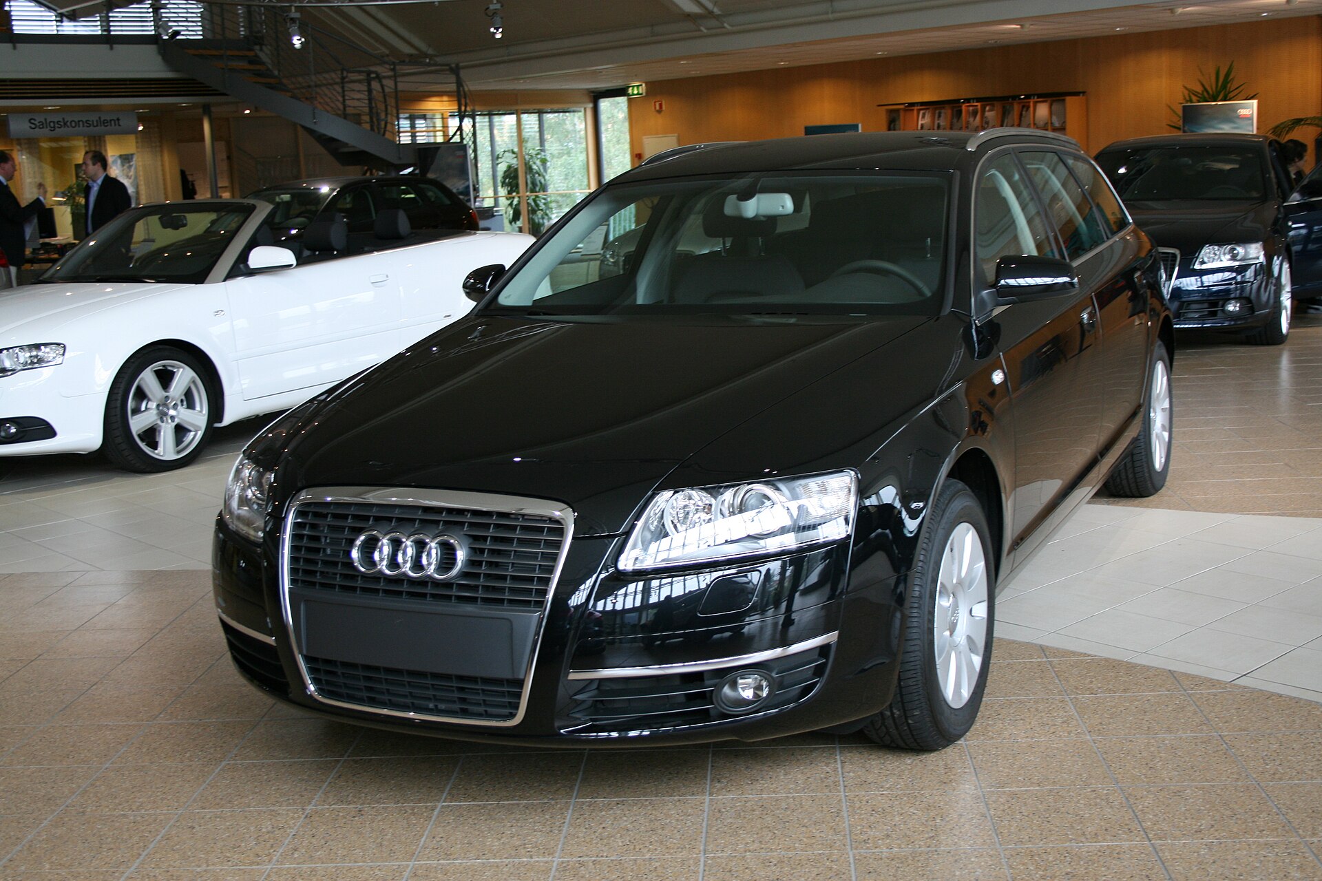 Schwarzer Audi A6 Avant im Autohaus-Showroom