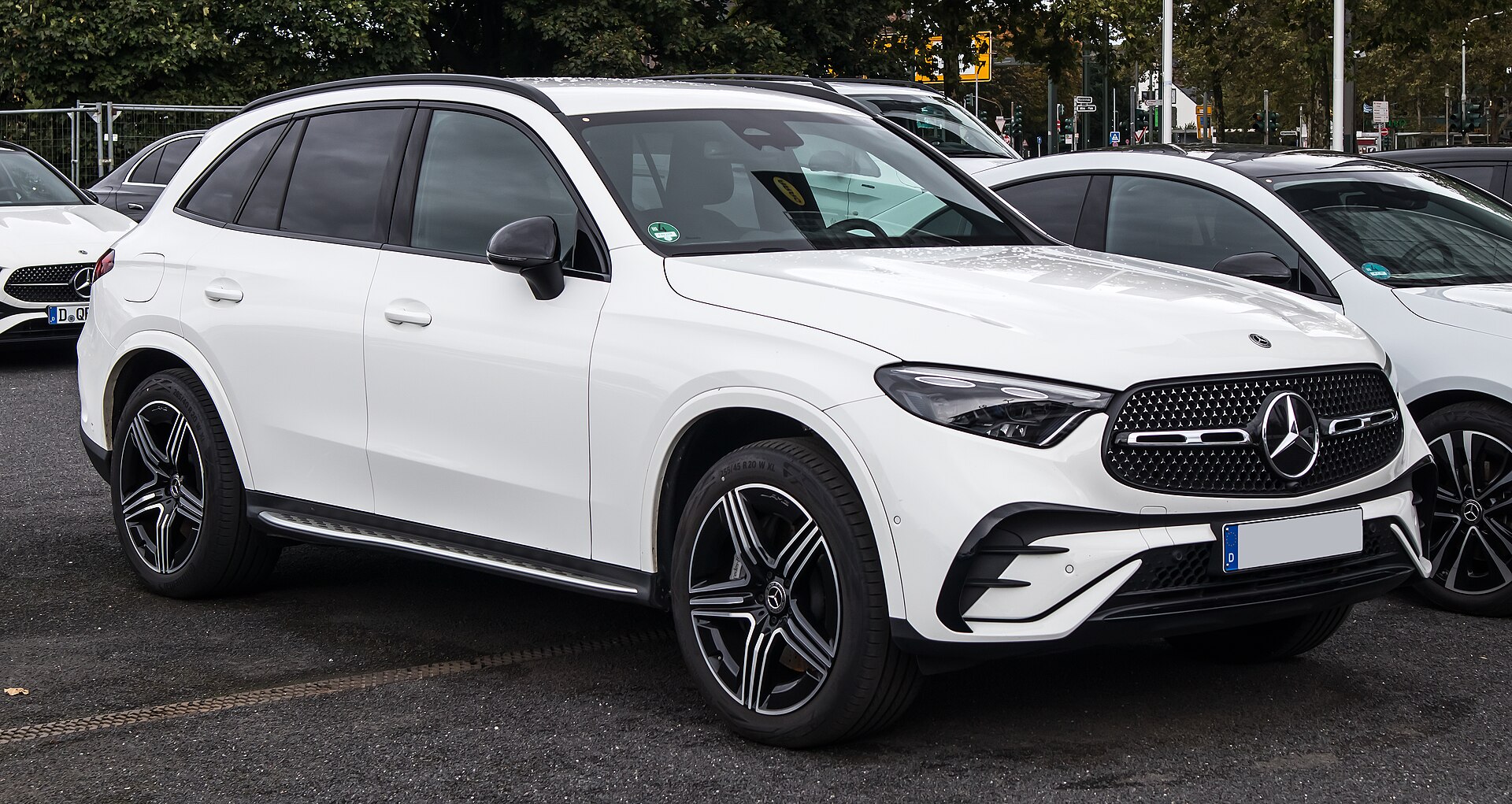 Weißer Mercedes-Benz GLC 300e auf dem Fahrzeugplatz