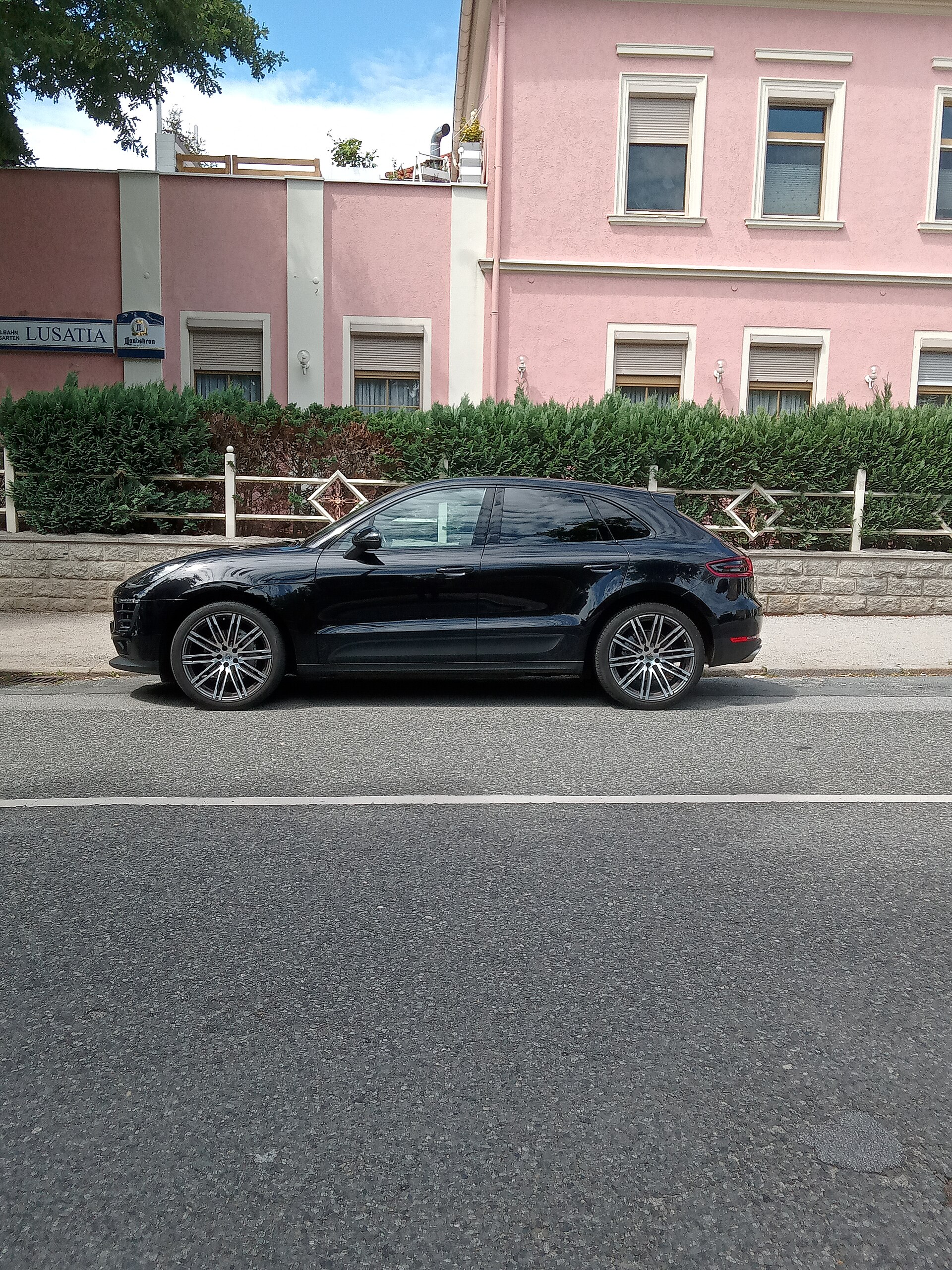 Schwarzer Porsche Macan S in Seitenansicht